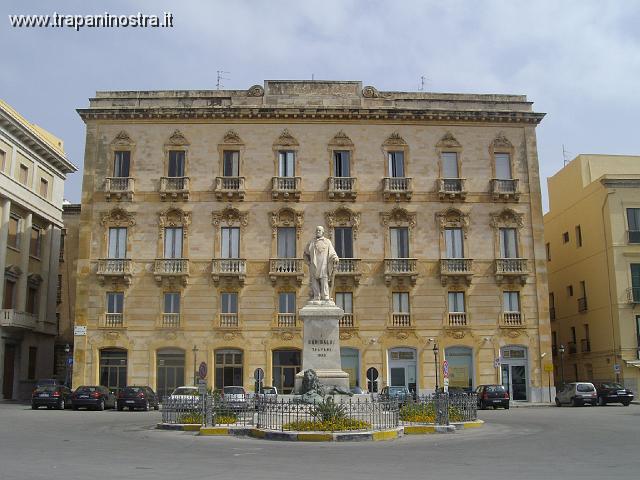 IMGP3071.JPG - Statua di Garibaldi e alle spalle l'ex Grand Hotel