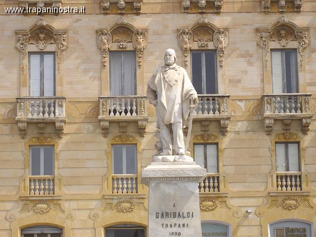 IMGP3073.JPG - Statua di Garibaldi e alle spalle l'ex Grand Hotel