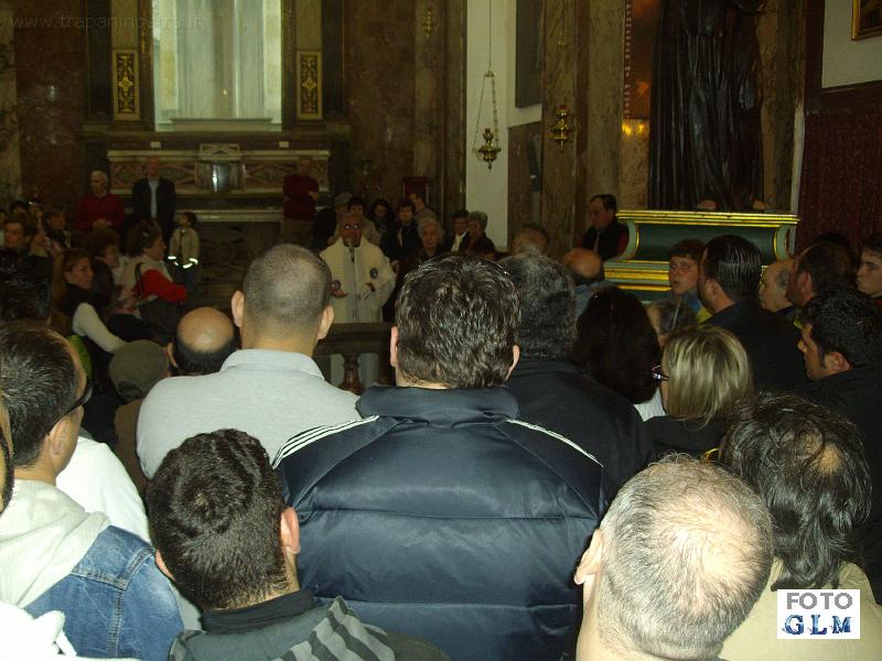 IMGP2148.JPG - Monsignor Vito Filippi il Rettore  della chiesa recita assieme ai fedeli le ultime litanie