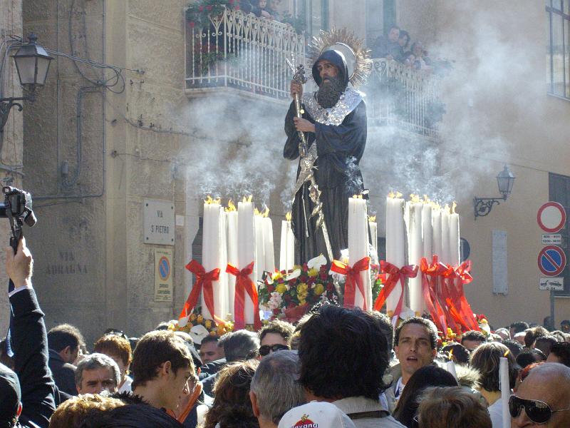 17-la_processione-Santu_Patri_nel_centro_storico.jpg